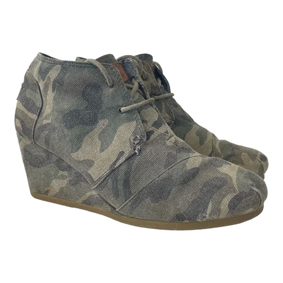 Toms Shoes - Toms Women's Camo Canvas Lace Up Hidden Wedge Bootie Size 9